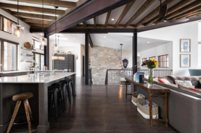 Luxury Mountain Villa, Walk to Ski Lifts, Stunning 360 Degree Views!